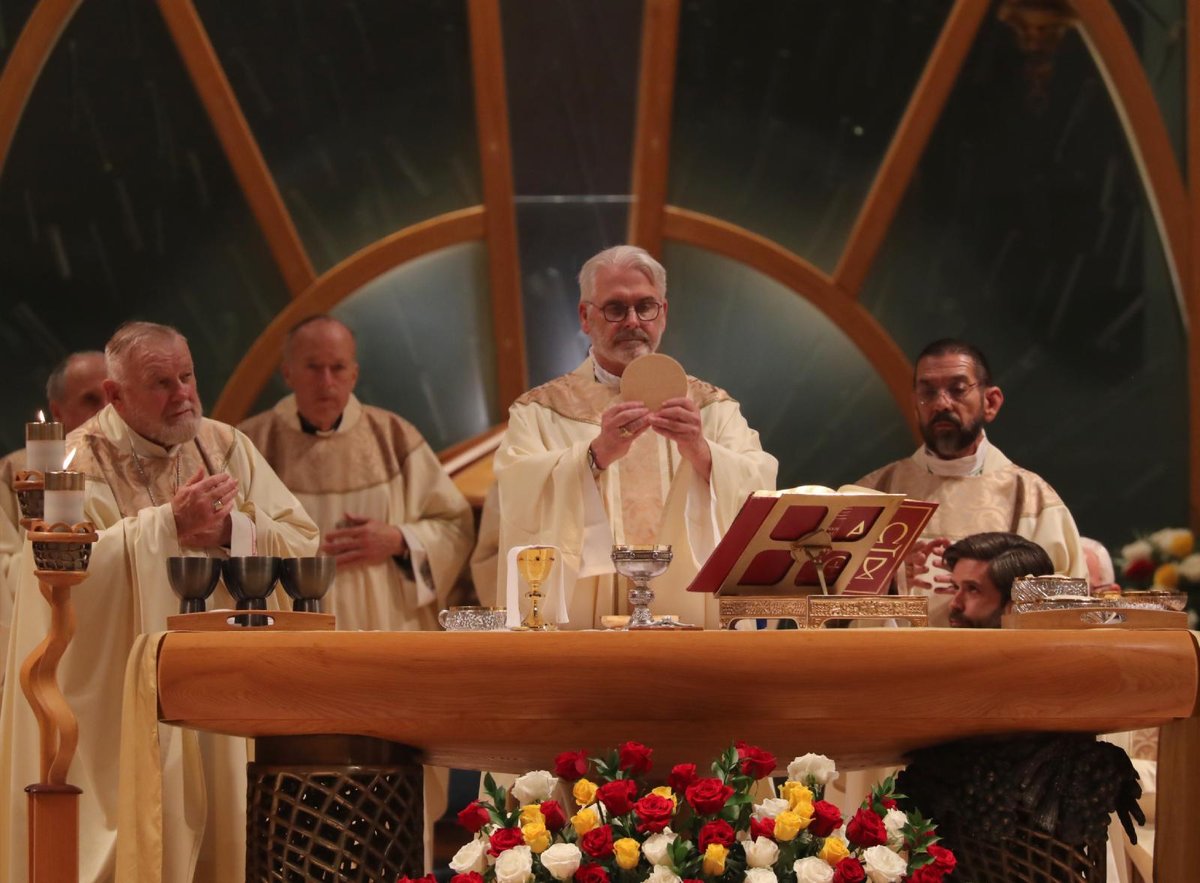Bishops’ spring public meeting culminates with charter vote, consecration to Sacred Heart