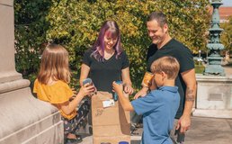 Family Donating Food5 17 Stock 22 4c